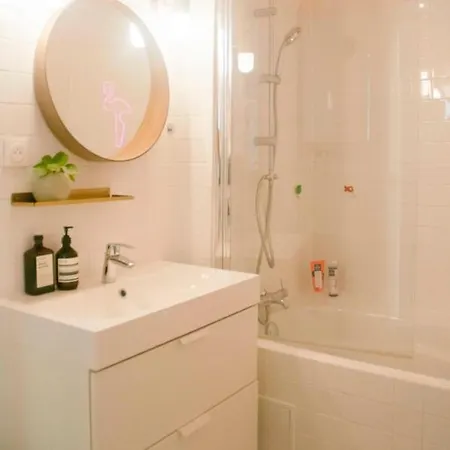Nice And Bright Well Decorated Apt With Wifi París